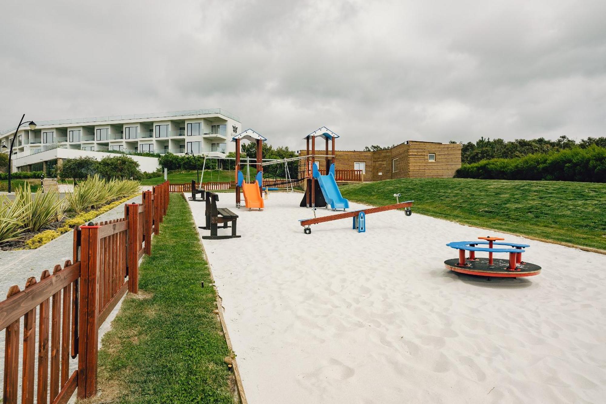 Royal Obidos Scenic Resort Praia del Rei Eksteriør bilde Playground in the village